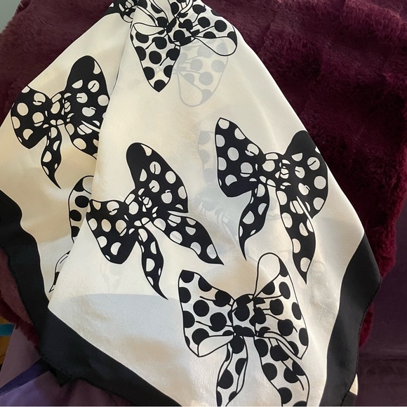 Mondi silk scarf 33 inches square in excellent condition. A rare find. - Picture 4 of 6